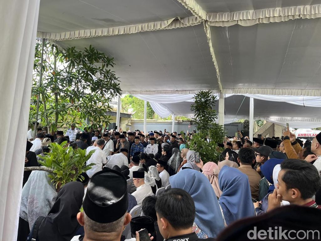 Pemakaman Alex Noerdin di Palembang Dihadiri Ribuan Orang